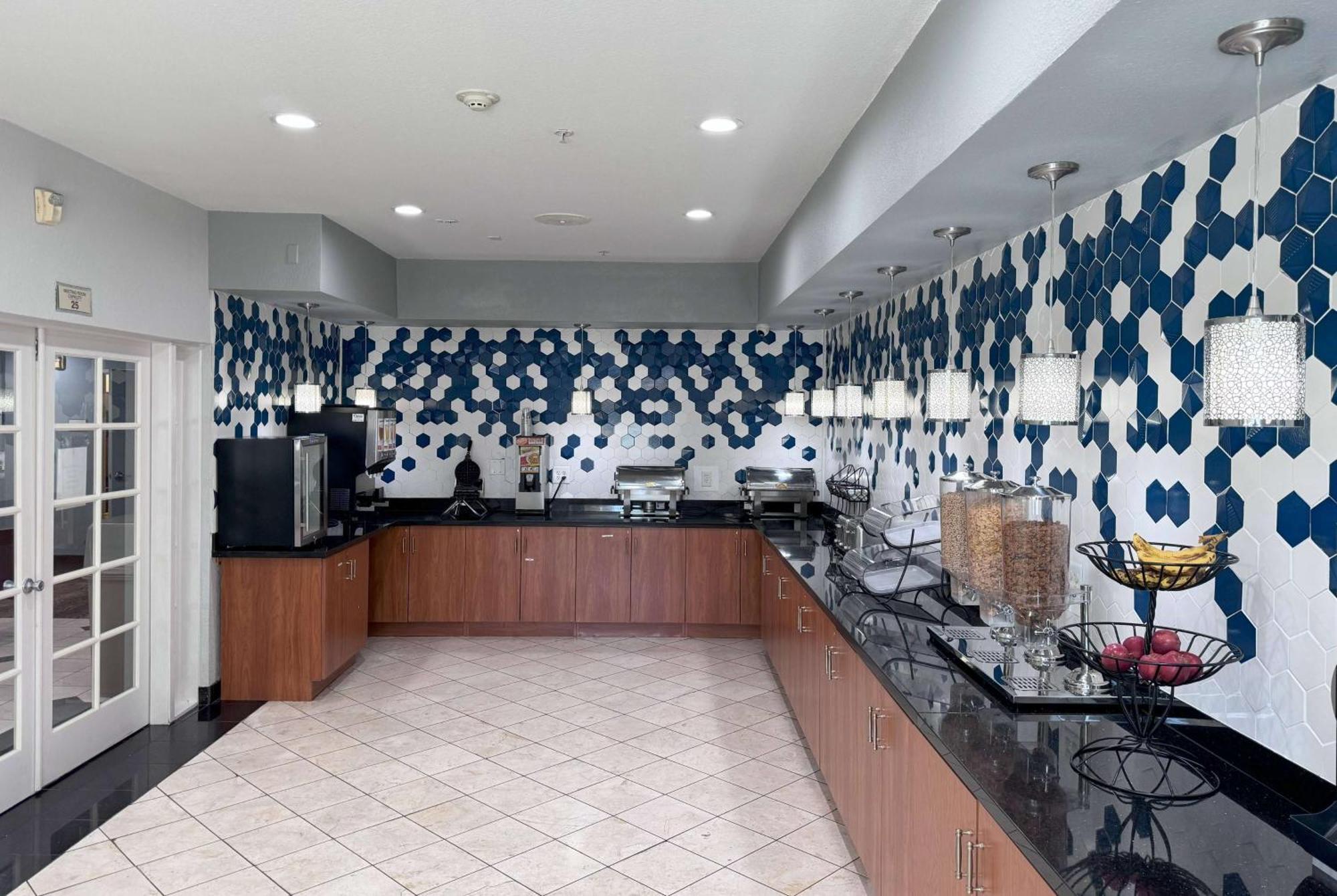 Hotel La Quinta By Wyndham Tulare Extérieur photo